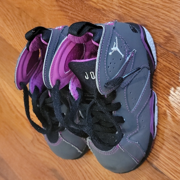 Kids Jordan sneakers - Picture 2 of 7